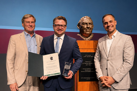 Wolfgang Köbler und Tobias Wagner von der KSW Vermögensverwaltung mit Hauptpreisträger des Ludwig-Erhard-Preises 2026 Dr. Robert Maximilian Rühl