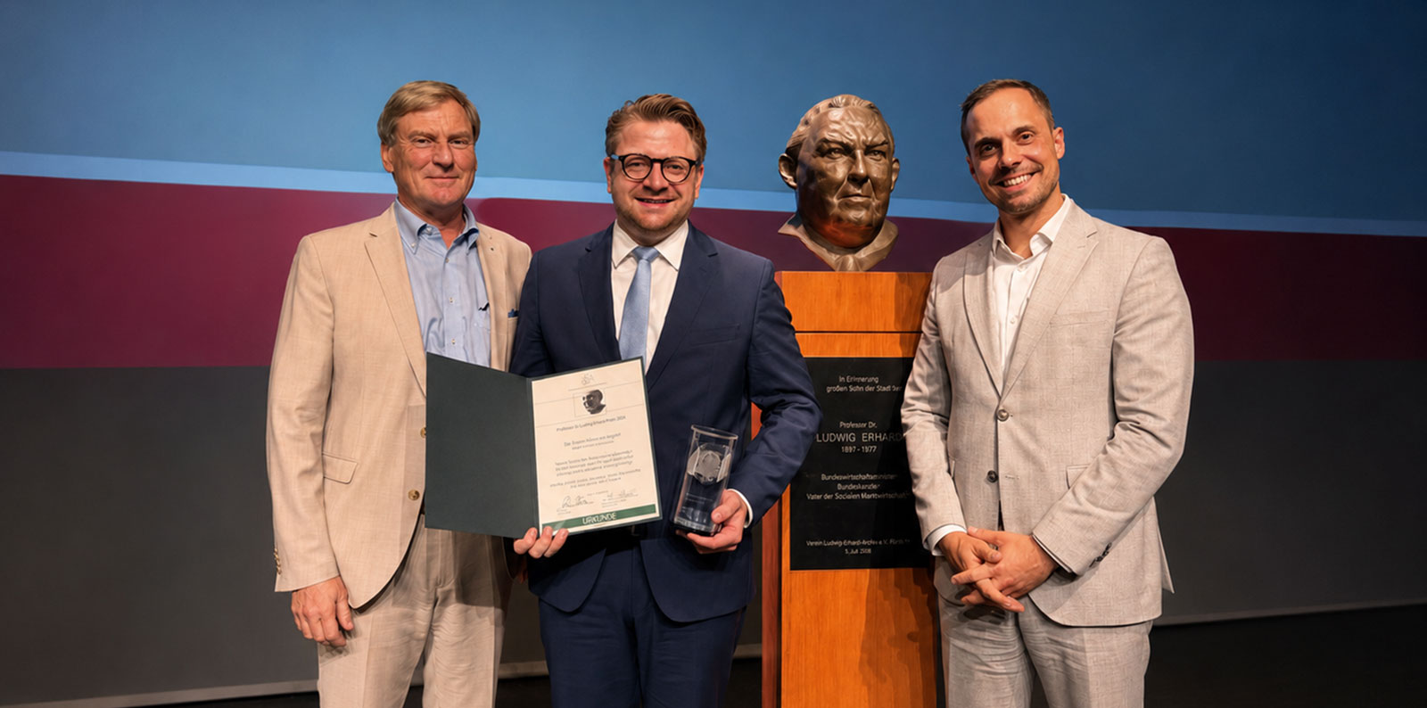 Wolfgang K&ouml;bler und Tobias Wagner von der KSW Verm&ouml;gensverwaltung mit Hauptpreistr&auml;ger des Ludwig-Erhard-Preises 2026 Dr. Robert Maximilian R&uuml;hl
